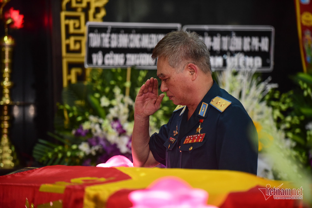 Trung tướng Phạm Phú Thái xúc động chia sẻ: "Phi công Nguyễn Văn Bảy còn hơn cả một người anh hùng, đó là một nhân cách, một con người chân chính" (Ảnh: Vietnamnet).