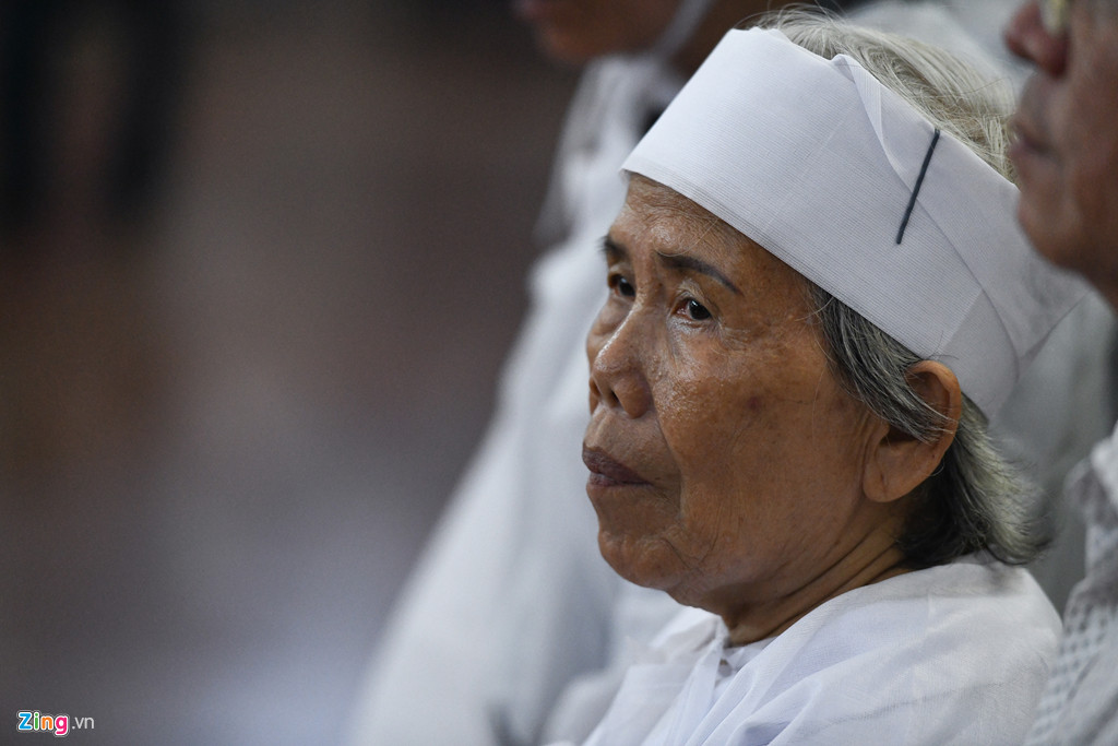 Bà Trần Thị Niên thẫn thờ suốt lễ truy điệu vì sự ra đi của người chồng đã gắn bó 60 năm qua (Ảnh: Zing)