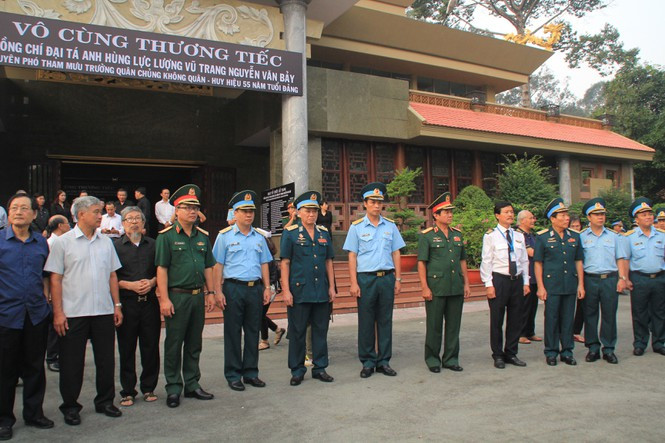 Ông Phan Tương, nguyên chỉ huy, đồng đội của ông Nguyễn Văn Bảy xúc động nói: “Anh Bảy là người Anh hùng chân đất thực thụ, khi chiến đấu là phi công xuất sắc, khi về hưu là một nông dân sản xuất giỏi” (Ảnh: Tiền phong).