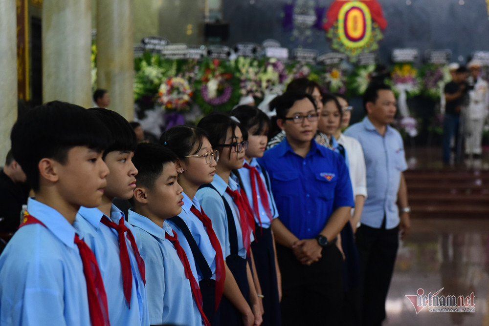 Các em học sinh đến tiễn đưa ông Bảy A (Ảnh: Vietnamnet).