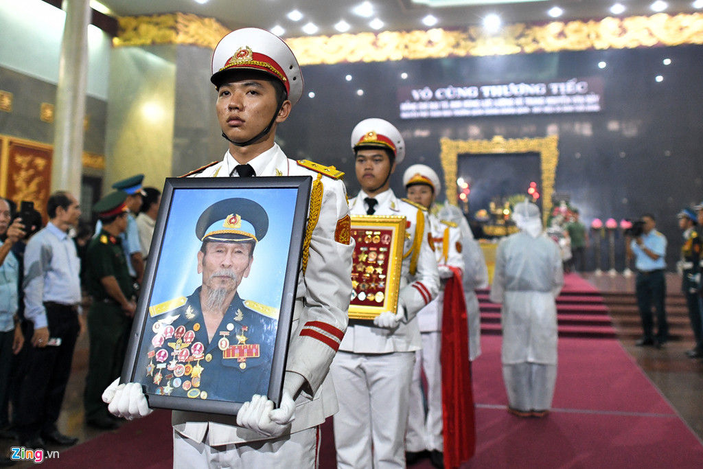 Người dân và lực lượng vũ trang đã có mặt tại Nhà tang lễ Bộ Quốc phòng (quận Gò Vấp, TP HCM) từ sáng sớm để thắp hương, tiễn biệt Anh hùng phi công Nguyễn Văn Bảy lần cuối (Ảnh: Zing).