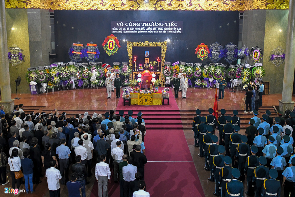 Sáng 26/9, hàng trăm người dân, lực lượng vũ trang đã đến Nhà tang lễ Bộ Quốc phòng (quận Gò Vấp, TP HCM) tiễn đưa Anh hùng phi công Nguyễn Văn Bảy về với trời xanh (Ảnh: Zing).