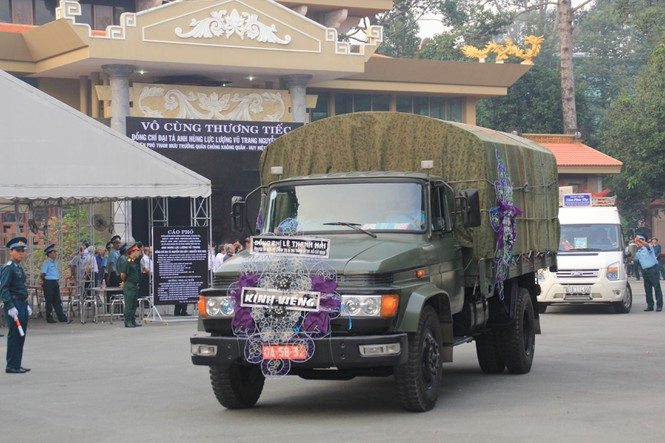 Trung tướng Lâm Quang Đại, Chính ủy Bộ Tư lệnh Quân chủng Phòng không - Không quân xúc động ghi vào sổ tang: “Ở cõi vĩnh hằng, mong đồng chí phù hộ cho quốc thái, dân an. Quân chủng Phòng không-Không quân hứa trước linh cữu đồng chí hoàn thành nhiệm vụ bảo vệ Tổ quốc” (Ảnh: Tiền phong).