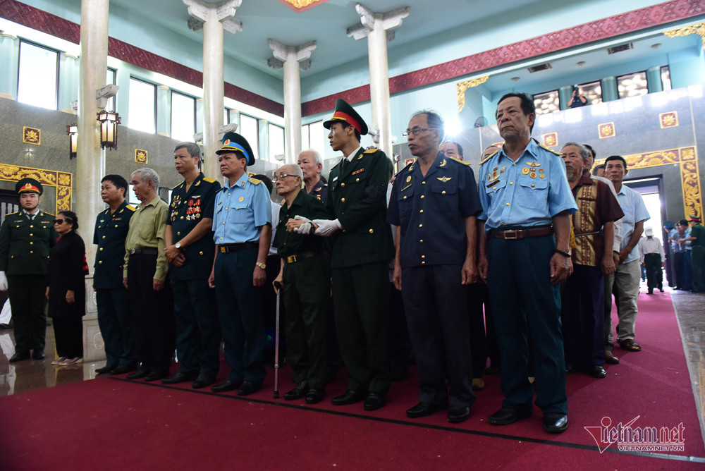 Nhiều cựu chiến binh, đồng đội cùng đến viếng và tiễn đưa phi công Nguyễn Văn Bảy (Ảnh: Vietnamnet).