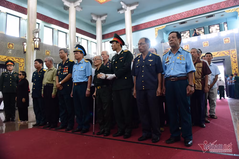 Nhiều cựu chiến binh, đồng đội cùng đến viếng và tiễn đưa phi công Nguyễn Văn Bảy (Ảnh: Vietnamnet).