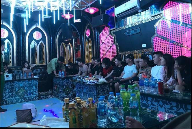 Cong an dot kich quan karaoke, 13 doi tuong van quay cuong “bay lac“