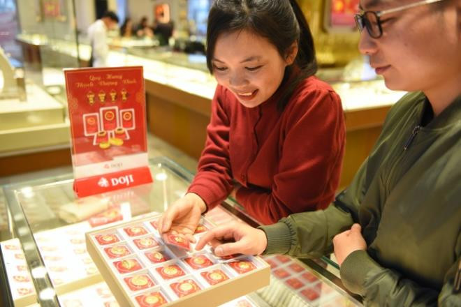 Gia vang pha dinh 8 nam, du doan con tiep tuc tang