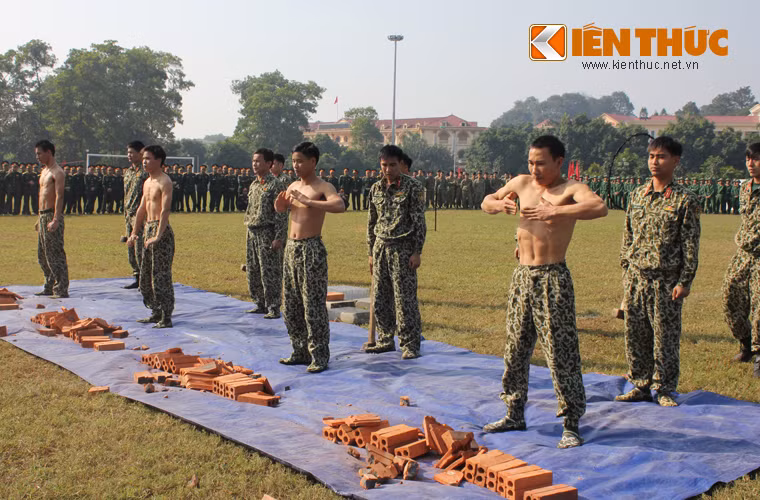 Những viên gạch nát vụn dưới cánh tay của các chiến đấu viên đặc công Việt Nam.