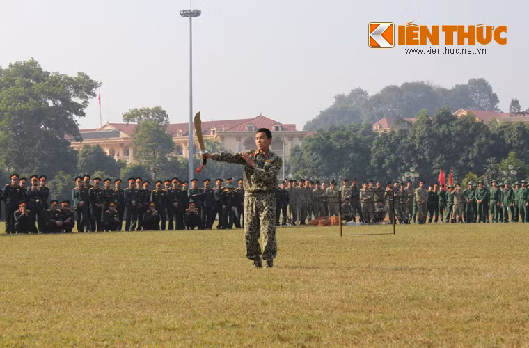 Màn múa đao của một chiến sỹ đặc công.