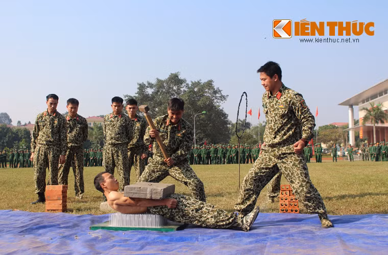 Lưng nằm bàn chông, bụng kê bê tông, chịu sức công phá của búa tạ.