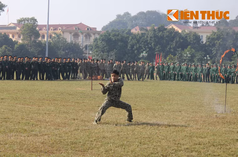 Chiến đấu viên trình diễn quyền thuật.