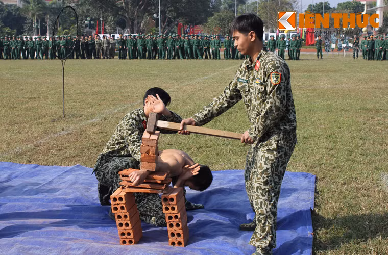 Và tay kê gạch, "hứng" búa tạ.