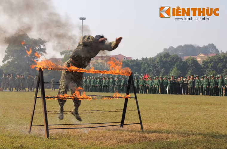 Sau khi kết thúc phát biểu và ký kết thi đua, đồng chí Tư lệnh Quân khu và thủ trưởng các cơ quan quân khu cùng toàn thể cán bộ, chiến sỹ được chiêm ngưỡng những màn trình diễn võ thuật vô cùng mãn nhãn của bộ đội đặc công. Ảnh: Đặc công Việt Nam phi thân qua màn lửa. 