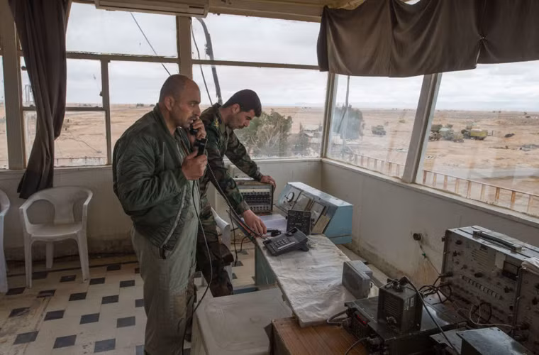 Đài không lưu căn cứ đang đưa ra hướng dẫn cho phi công.