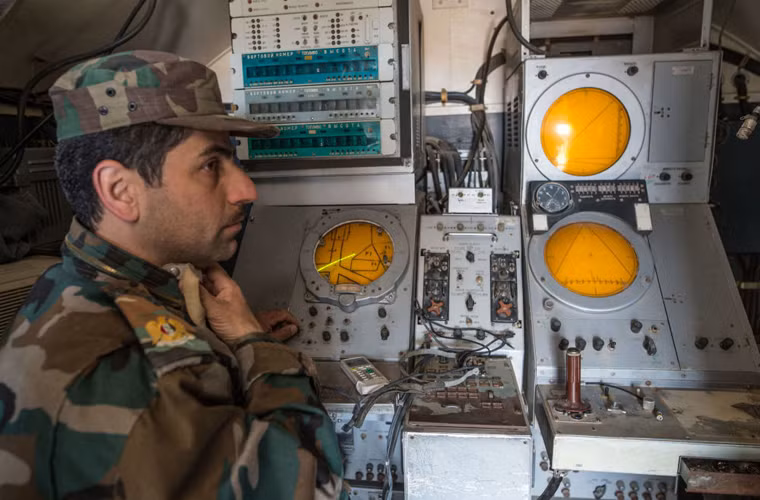 Bên trong đài radar dẫn đường tại căn cứ.