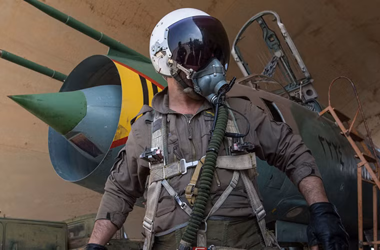 Trong chiến đấu, nếu bị bắn rơi các phi công Không quân Syria thường có tỉ lệ sống sót thấp khi rơi vào vùng địch chiếm đóng. Tuy nhiên, suốt những năm qua, các phi công Syria vẫn vững tin và luôn sẵn sàng tham chiến, không hề có sự sợ hãi nào.