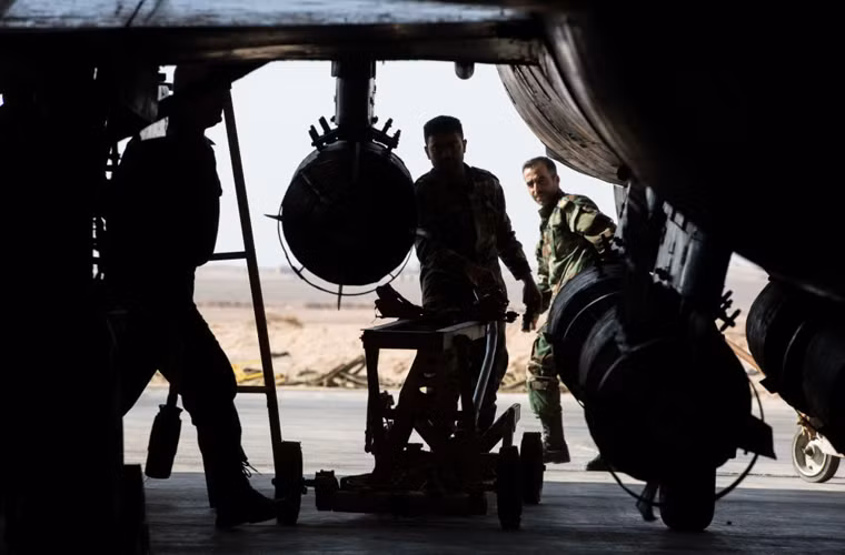 Nguyên lý hoạt động của bom nhiệt áp này là sử dụng các sóng chấn động hội tụ vào một điểm để tạo sức công phá cao nhất. Ngọn lửa tạo ra khi đốt cháy nhiên liệu sẽ làm không khí giãn nở một cách đột ngột tạo ra các sóng chấn động này. Cũng chính ngọn lửa này tạo ra sức sát thương rất lớn do nhiệt độ của nó tỏa ra xung quanh và rút tất cả không khí vào trong ngọn lửa tạo thành một vùng chân không trong thời gian ngắn tác động đến mọi sinh vật xung quanh vụ nổ và việc rút hết dưỡng khí để cháy khiến cho mọi sinh vật bị ngạt ngất đi thậm chí dẫn đến cái chết.