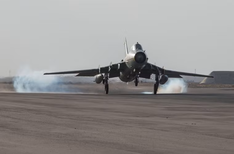 Máy bay ném bom Su-22M4 trở về căn cứ an toàn sau phi vụ không kích, toàn bộ số bom nhiệt áp đã được trút lên đầu phiến quân.