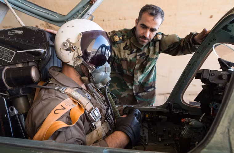 Phi công lên buồng lái.