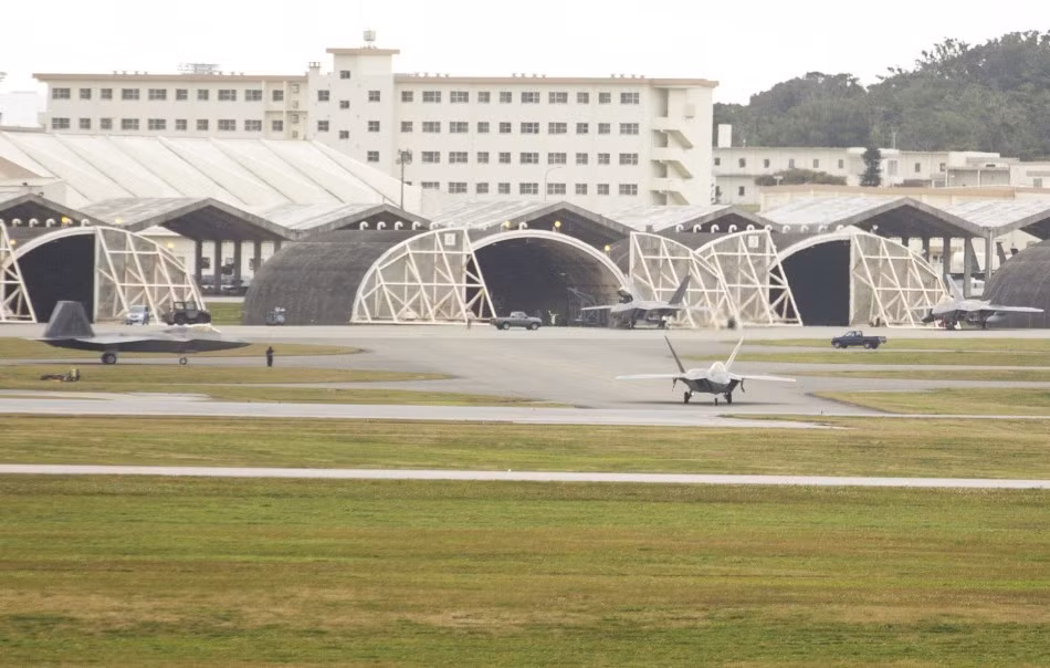 Sự xuất hiện của hangar đồ sộ này được cho là chuẩn bị để tiêm kích F-22 Raptor thường trú lâu dài ở Nhật Bản thay vì chỉ xuất hiện theo từng đợt ngắn.