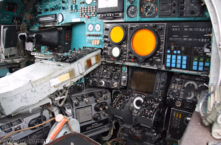 Bảng điều khiển của sĩ quan hoa tiêu tác chiến với các màn hình radar lớn, nhỏ.