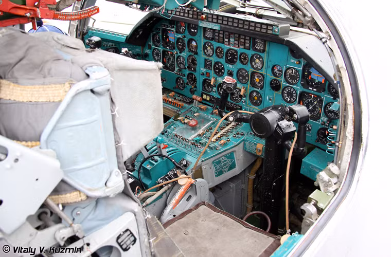 Đây là chỗ ngồi của cơ phó máy bay ném bom Tu-22M3.