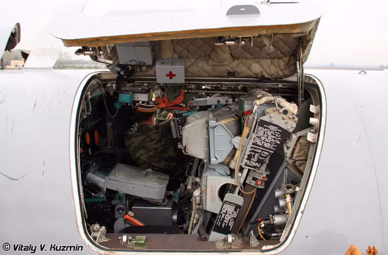 Cửa còn lại của sĩ quan hoa tiêu – tác chiến (kiểm soát vũ khí).