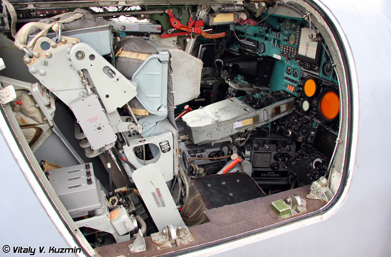 Vị trí ngồi của hoa tiêu và sĩ quan kiểm soát vũ khí trên Tu-22M3 cũng rất đặc biệt. Mỗi người có một cửa riêng trên thân máy bay, vị trí nằm ngay sau cửa buồng lái.