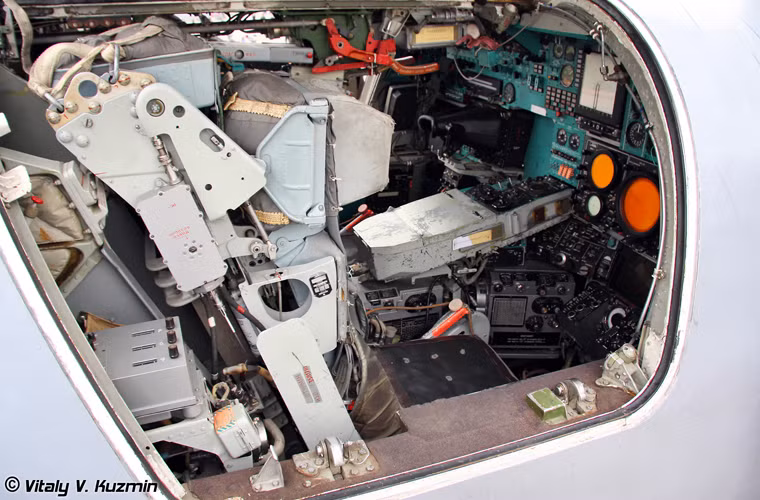 Vị trí ngồi của hoa tiêu và sĩ quan kiểm soát vũ khí trên Tu-22M3 cũng rất đặc biệt. Mỗi người có một cửa riêng trên thân máy bay, vị trí nằm ngay sau cửa buồng lái.