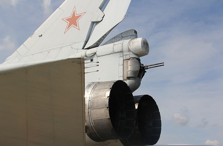 Trên Tu-22M3 vẫn còn tồn tại tháp pháo đuôi như Tu-95MS nhưng được điều khiển từ xa (từ buồng lái sĩ quan hoa tiêu - tác chiến) thay vì cần có một người điều khiển. Tháp pháo này lắp cụm pháo GSh-23 nòng kép có tốc độ bắn khoảng 3.400-3.600 phát/phút.