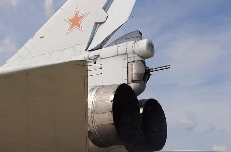 Trên Tu-22M3 vẫn còn tồn tại tháp pháo đuôi như Tu-95MS nhưng được điều khiển từ xa (từ buồng lái sĩ quan hoa tiêu - tác chiến) thay vì cần có một người điều khiển. Tháp pháo này lắp cụm pháo GSh-23 nòng kép có tốc độ bắn khoảng 3.400-3.600 phát/phút.