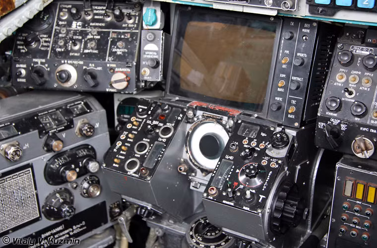 Thiết bị màn hình hiển thị có vẻ là loại đen trắng.