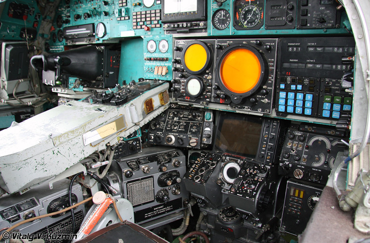 Bảng điều khiển của sĩ quan hoa tiêu tác chiến với các màn hình radar lớn, nhỏ.