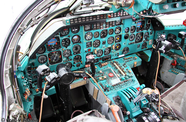 Phi hành đoàn Tu-22M3 gồm có 4 người. Trong ảnh là vị trí của hai thành viên quan trọng nhất: Phi công chính – cơ trưởng và phi công phụ - cơ phó với hệ thống bảng điều khiển chi chít đồng hồ và nút bấm.