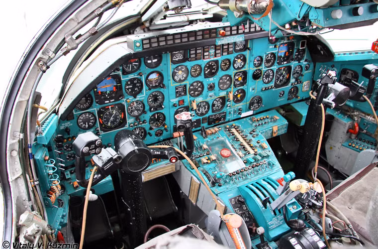 Phi hành đoàn Tu-22M3 gồm có 4 người. Trong ảnh là vị trí của hai thành viên quan trọng nhất: Phi công chính – cơ trưởng và phi công phụ - cơ phó với hệ thống bảng điều khiển chi chít đồng hồ và nút bấm.