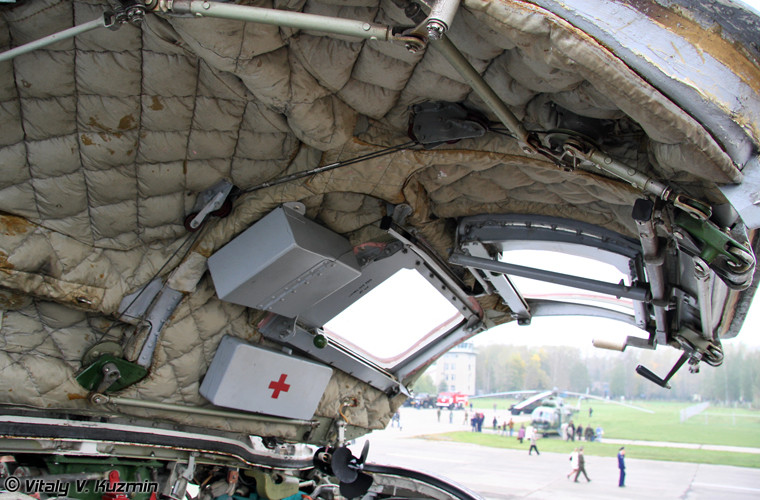 Trong ảnh là phần nắp buồng lái khổng lồ của máy bay ném bom Tu-22M3.