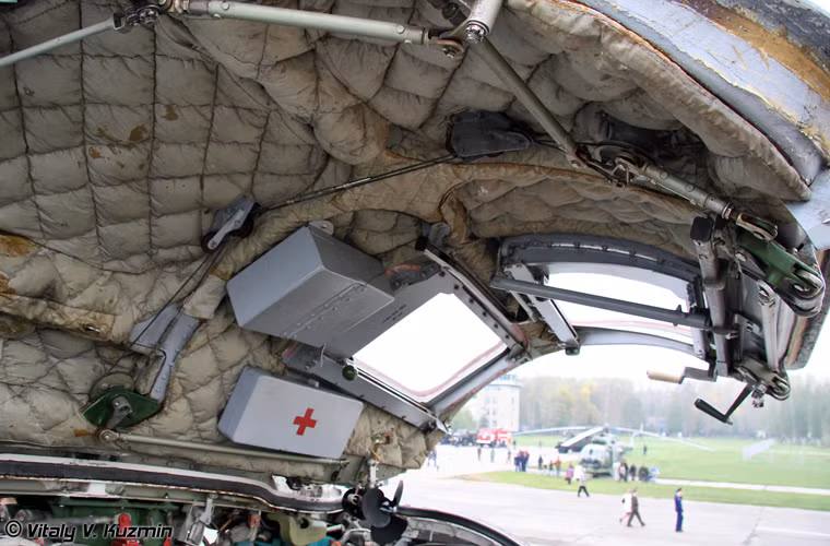 Trong ảnh là phần nắp buồng lái khổng lồ của máy bay ném bom Tu-22M3.