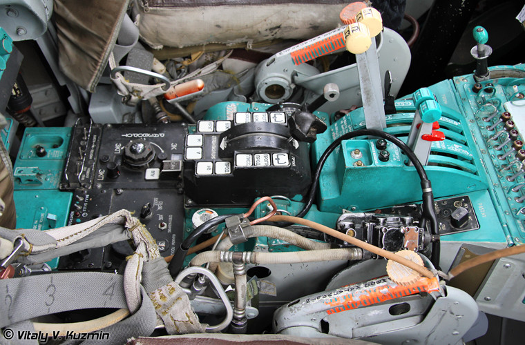 Hệ thống cần tăng tốc, phanh đặt ở giữa ghế ngồi cơ trưởng – cơ phó Tu-22M3.