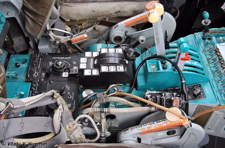 Hệ thống cần tăng tốc, phanh đặt ở giữa ghế ngồi cơ trưởng – cơ phó Tu-22M3.