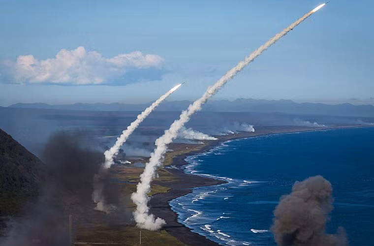 Theo đó, chiến thuật bầy sói áp dụng với 4K44 Redut là, sĩ quan điều khiển sẽ phóng 3-4 tên lửa cùng một lúc. Một trong số các tên lửa này sẽ được điều khiển bay lên cao hơn so với các tên lửa khác. Tên lửa này sẽ dùng radar của mình để dẫn đường cho các tên lửa còn lại tấn công một tàu hoặc nhóm tàu được phát hiện bởi các radar cảnh giới.