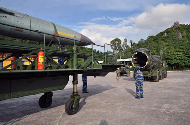 Theo dữ liệu Viện Nghiên cứu Hòa bình Quốc tế Stockhom (SIPRI), năm 1980 Liên Xô đã viện trợ cho Việt Nam một hệ thống tên lửa phòng thủ bờ biển tầm xa 4K44B Redut (NATO định danh là SS-C-1B Sepal) cùng 25 quả đạn tên lửa hành trình chống hạm P-35B. Khi đó, Việt Nam là quốc gia duy nhất ở châu Á sở hữu hệ thống vũ khí diệt hạm này.