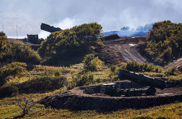 Ảnh: Trận địa tên lửa chống hạm 4K44 Redut của Hải quân Nga. Trong chiến đấu, nhằm đạt hiệu quả công kích mục tiêu cao nhất, cách đánh thường áp dụng với tổ hợp tên lửa này là “chiến thuật bầy sói” - dùng nhiều tên lửa công kích vào mục tiêu. Không chỉ 4K44 Redut, chiến thuật này vẫn được sử dụng trên các tổ hợp tên lửa hiện đại hơn như K-300P Bastion-P, Bal-E… đem lại xác suất diệt mục tiêu cao, hệ thống phòng thủ đối phương khó có khả năng đánh chặn.