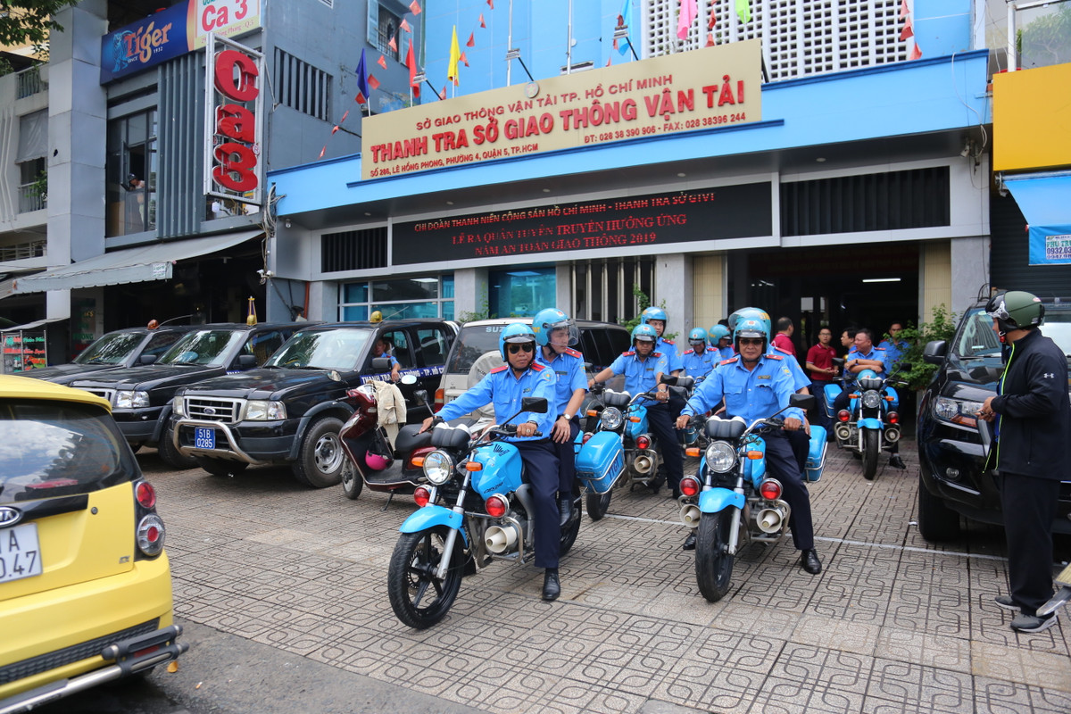 Bi phat, tai xe Mercedes bo di, thanh tra giao thong dung cho hang gio