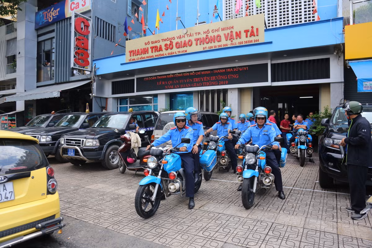 Bi phat, tai xe Mercedes bo di, thanh tra giao thong dung cho hang gio