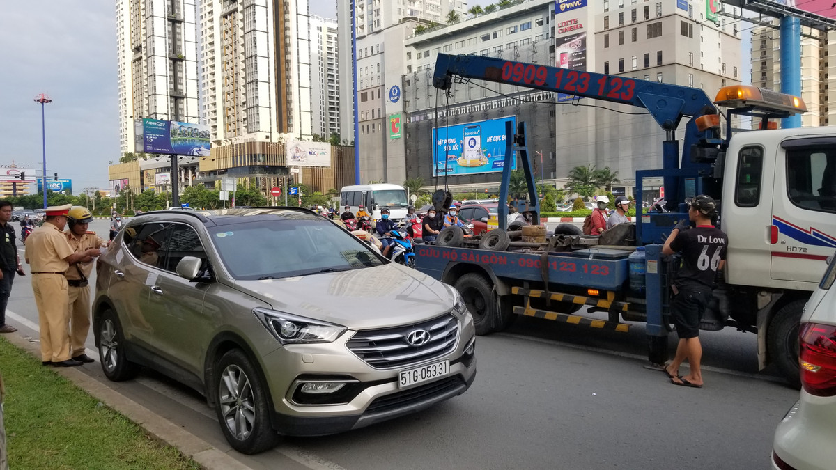 Bị phạt, tài xế Mercedes bỏ đi, thanh tra giao thông đứng chờ hàng giờ - Hình 2 Bi phat, tai xe Mercedes bo di, thanh tra giao thong dung cho hang gio-Hinh-2