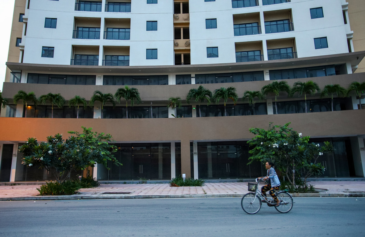 Trước đó, hồi cuối năm 2016, Bộ Tài chính cũng có văn bản đề nghị Văn phòng Chính phủ báo cáo Thủ tướng Chính phủ xem xét, xử lý theo nguyên tắc: “Thu hồi đất đối với dự án do Liên danh Sacomreal (đang đầu tư xây dựng) và Công ty Cổ phần Phát triển Quốc tế Thế kỷ 21 (đã đầu tư xây dựng 1 phần) làm chủ đầu tư, để tổ chức đấu giá công khai, để giao đất có thu tiền sử dụng đất khi chuyển từ nhà ở tái định cư sang nhà ở thương mại. 