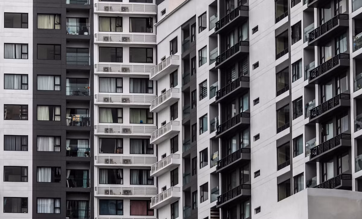 Về phía UBND TP.HCM đã thanh lý hợp đồng đầu tư xây dựng khu tái định cư, khi chưa có ý kiến chấp thuận của Thủ tướng Chính phủ về giao đất là không đúng quy định tại Điểm I, Khoản 2, Điều 118, Luật Đất đai năm 2013.