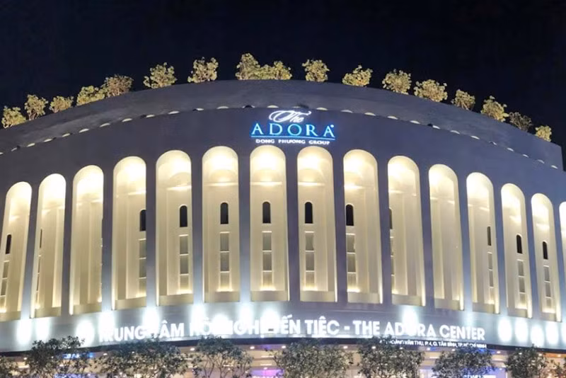 Hang tram nguoi ngo doc sau khi an tai Adora Center: 