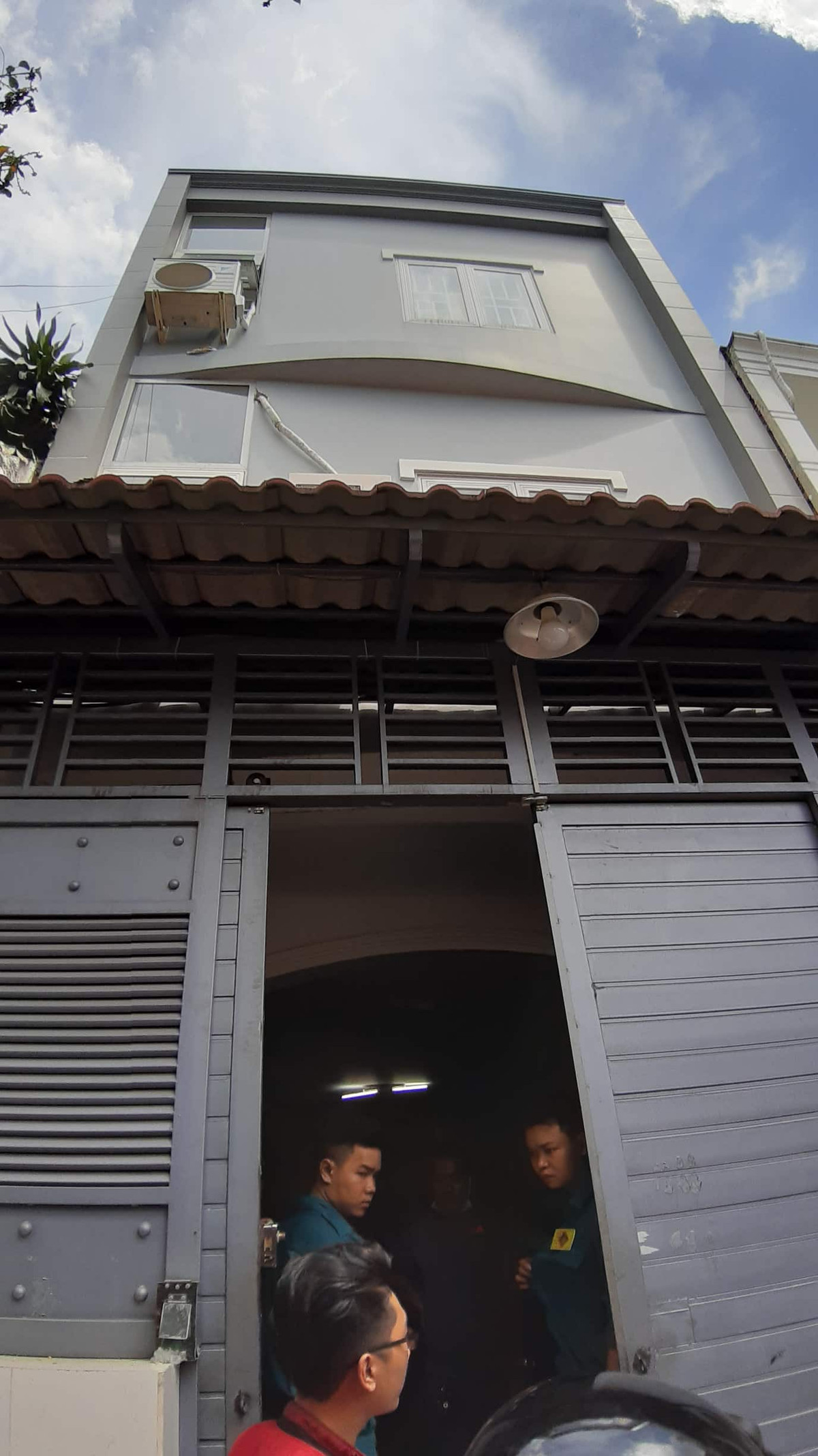 Co gai nam bat dong trong phong tro voi nhieu vet dao dam, mau khap noi-Hinh-5