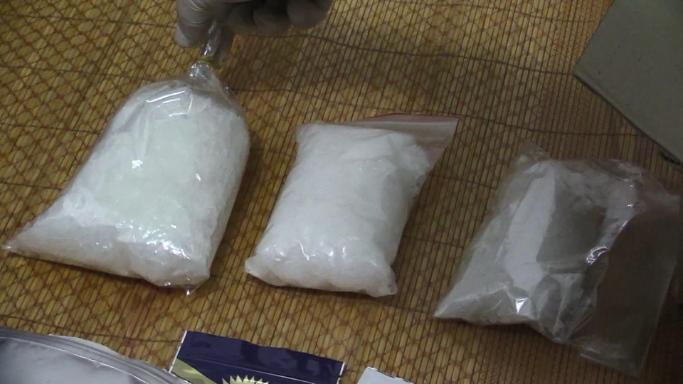 Cảnh sát ập vào căn nhà không số chứa đầy ma túy, súng đạn Canh sat ap vao can nha khong so chua day ma tuy, sung dan